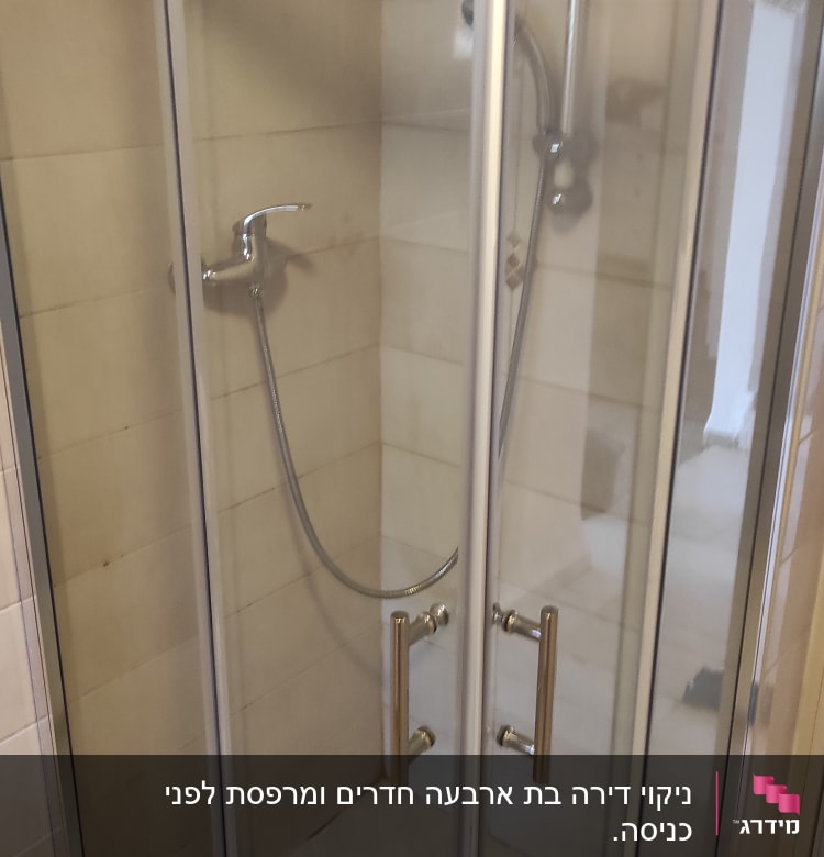 מקלחון זכוכית עם דלתות ומקלחת יד